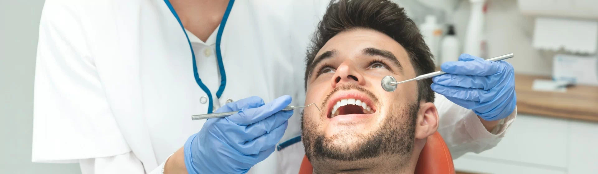 mężczyzna u dentysty